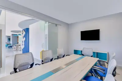 Una televisión o centro de entretenimiento en One Mazatlán