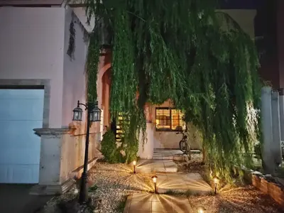 Jardín al aire libre en casa consulado