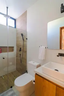 Un baño de Brand new apt - pool in terrace - beach 1 minute!