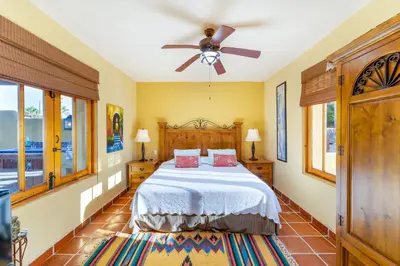 Cama o camas de una habitación en Casa Juanchi Mountain views and just steps from restaurants, pool, and the beach of Loreto Bay