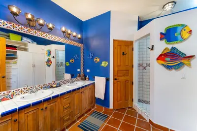 Un baño de Casa Juanchi Mountain views and just steps from restaurants, pool, and the beach of Loreto Bay