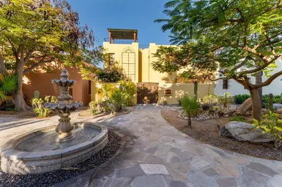 Jardín al aire libre en Casa Juanchi Mountain views and just steps from restaurants, pool, and the beach of Loreto Bay