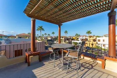 Un balcón o terraza de Casa Juanchi Mountain views and just steps from restaurants, pool, and the beach of Loreto Bay