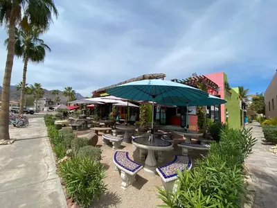 Jardín al aire libre en Casa Juanchi Mountain views and just steps from restaurants, pool, and the beach of Loreto Bay