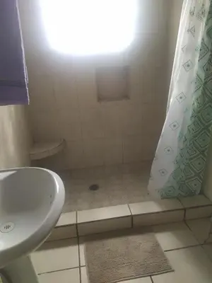 Un baño de Departamento familiar accesible , cerca del consulado y centros comerciales