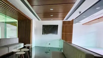 Una televisión o centro de entretenimiento en Tramonto, a Beachfront Bliss!