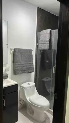 Un baño de Facturamos, Un descanso ideal, a 5 minutos del malecón