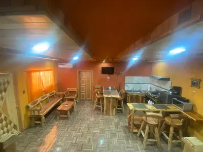 Un restaurante o sitio para comer en Cabañas Rochivo Ranch