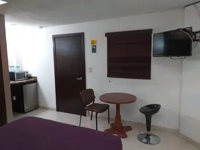 Una televisión o centro de entretenimiento en Premier Hotel Suites