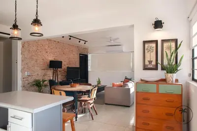 Una cocina o zona de cocina en Cozy Apt. w/ Private Balcony & Great Lighting- Romanita 1