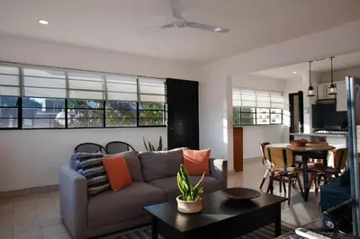 Zona de estar de Cozy Apt. w/ Private Balcony & Great Lighting- Romanita 1