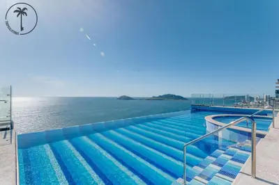 Piscina en o cerca de Stylish Apt. w/ Rooftop, Infinity Pool & Sea View