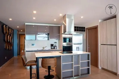 Una cocina o zona de cocina en Stylish Apt. w/ Rooftop, Infinity Pool & Sea View