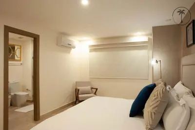 Cama o camas de una habitación en Stylish Apt. w/ Rooftop, Infinity Pool & Sea View