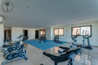 Gimnasio o instalaciones de fitness de Stylish Apt. w/ Rooftop, Infinity Pool & Sea View