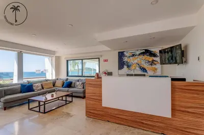 Una televisión o centro de entretenimiento en Stylish Apt. w/ Rooftop, Infinity Pool & Sea View