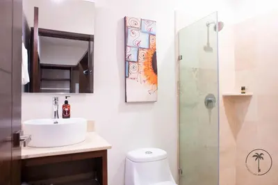 Un baño de Spacious Apartment with Private Balcony & Ocean View - Brujas