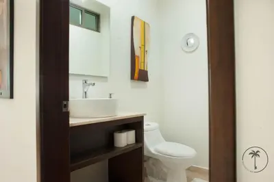 Un baño de Spacious Apartment with Private Balcony & Ocean View - Brujas