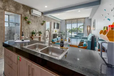 Una cocina o zona de cocina en Luxe Modern-5 Star Area-Walk 2 Beach-Pool-View-King Bed