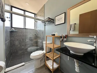 Un baño de Luxe Modern-5 Star Area-Walk 2 Beach-Pool-View-King Bed