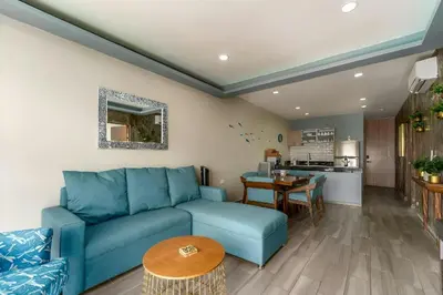 Una cocina o zona de cocina en Luxe Modern-5 Star Area-Walk 2 Beach-Pool-View-King Bed