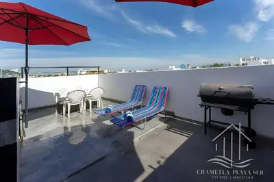 Un balcón o terraza de Luxe Modern-5 Star Area-Walk 2 Beach-Pool-View-King Bed