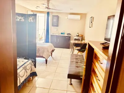 Zona de estar de Olímpica - Room Plata - 5 Min Malecón