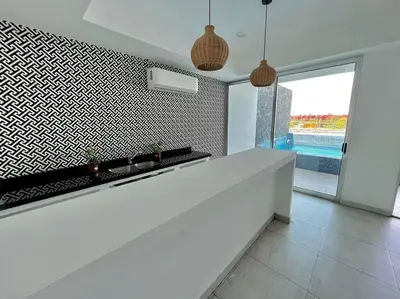 Una cocina o zona de cocina en The One D12 Sobre el Malecón Vista al Estadio de Baseball
