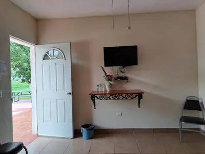Una televisión o centro de entretenimiento en La Ilusión Hotel Campestre y Balneario