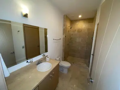 Un baño de Lujoso y Exclusivo Condominio Marina Platino Plus I