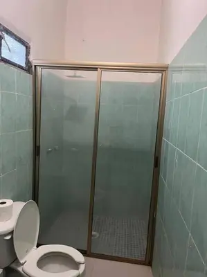 Un baño de Flores Condominios Depa Rosa
