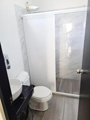 Un baño de Blanco Sereno - Depto 2 - 2 Min Malecón