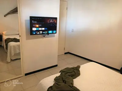 Una televisión o centro de entretenimiento en Increíble departamento en malecón frente al mar