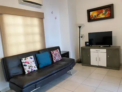 Una televisión o centro de entretenimiento en PB 2 recamaras, alberca y futbolito