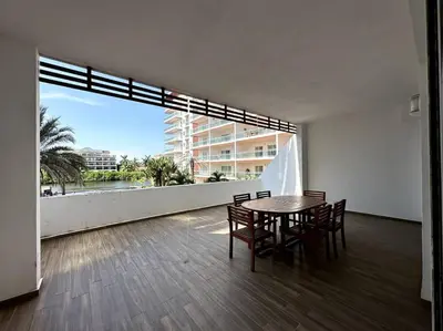 Un balcón o terraza de Pacifika 2002, elegante depa con vista al lago!