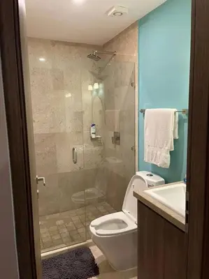 Un baño de Super depa sobre el malecon alberca infinity