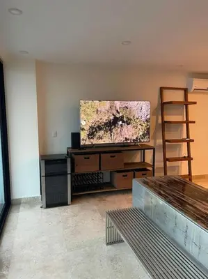 Una televisión o centro de entretenimiento en Super depa sobre el malecon alberca infinity