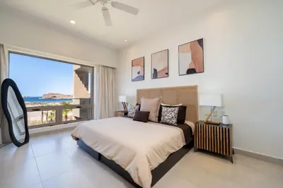 Cama o camas de una habitación en New Luxurious Oceanfront 2 Bedroom Condo with Stunning Views