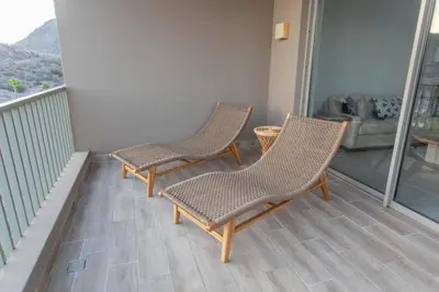 Un balcón o terraza de New Luxurious Oceanfront 2 Bedroom Condo with Stunning Views
