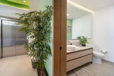Un baño de New Luxurious Oceanfront 2 Bedroom Condo with Stunning Views
