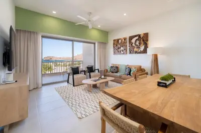 Una televisión o centro de entretenimiento en New Luxurious Oceanfront 2 Bedroom Condo with Stunning Views