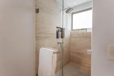 Un baño de New Luxurious Oceanfront 2 Bedroom Condo with Stunning Views