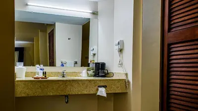 Un baño de American Inn Hotel & Suites Delicias