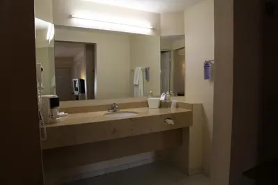 Un baño de American Inn Hotel & Suites Parral