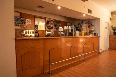 El salón o zona de bar de American Inn Hotel & Suites Parral