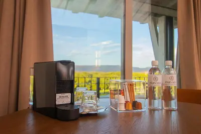 Utensilios para hacer té y café en Hotel Vinícola Parvada by Lumina