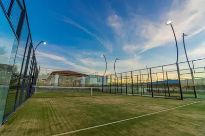 Instalaciones para jugar a tenis o squash en Hotel Vinícola Parvada by Lumina o alrededores