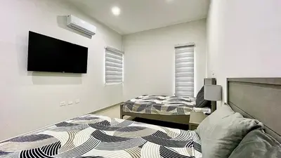 Una televisión o centro de entretenimiento en Sábalo Country, 2BDR Condo