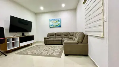 Una televisión o centro de entretenimiento en Sábalo Country, 2BDR Condo