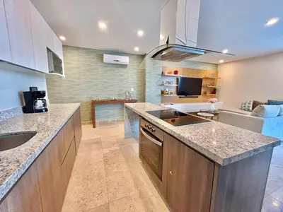 Una cocina o zona de cocina en Vista a la ciudad sobre el malecón by G P S rentas